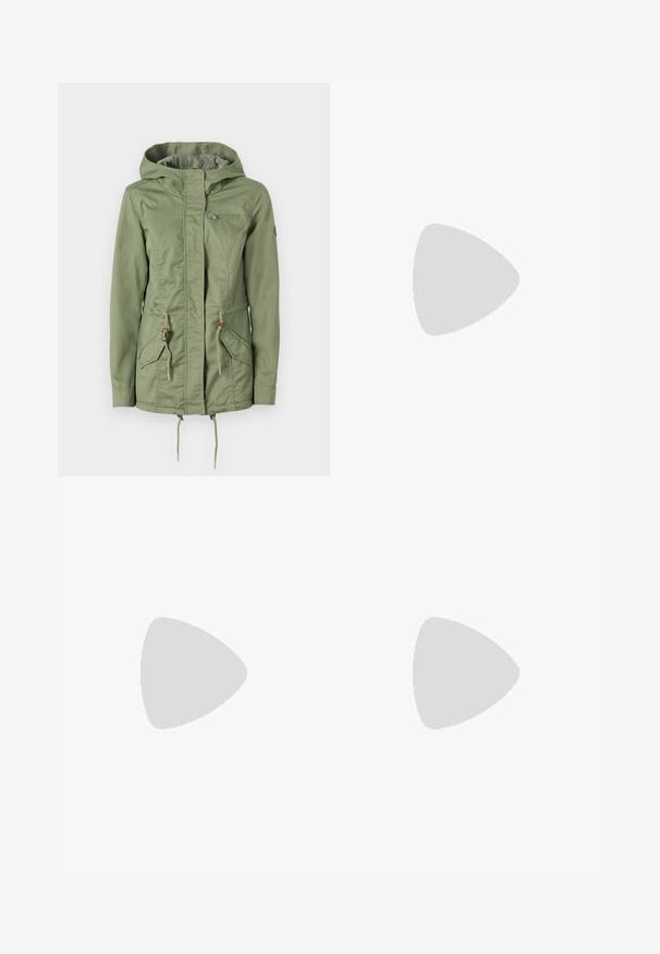 Lys grøn jakke med glidelås foran, justerbare snorer i midjen og hetten, og to frontlommer. Glatt stoff med en subtil glans.; Svart oversized t-skjorte med en grafikk av en bjørn og teksten "IKKE SØT, MEN VILL" i fet, hvit skrift. Laget av bomull.; Lyseblå høytlivsjeans laget av denim. Har vide bein, to revne knær og klassisk fem-lommers design.; Hvit høy-skinn kanvas sneakers med svart gummisåle, gummitåhette foran og seks hull for snorer, med et rent, minimalistisk design.