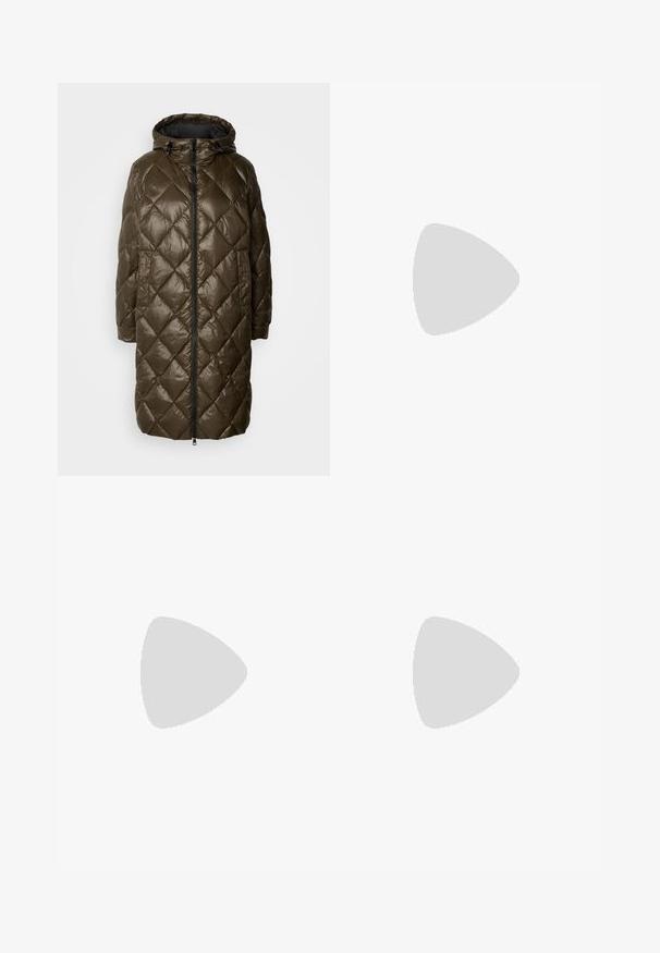 Olivgrüner, gestepfter langer Mantel mit Kapuze, ausgestattet mit einem Reißverschluss auf der Vorderseite, Seitentaschen und einer glänzenden Textur.; Schwarzes Baumwoll-T-Shirt mit Rundhalsausschnitt, kurzen Ärmeln und blau gesticktem "Calvin Klein JEANS"-Logo auf der Vorderseite.; Schwarze, hochgeschnittene Schlagjeans aus Denim mit Knopfverschluss, Gürtelschlaufen und seitlichen Taschen. Glatte Textur mit minimaler Ausbleichung.; Schwarze Lederloafer mit einer abgerundeten Spitze, dicker strukturierten Laufsohle und minimalen Nähten. Schlankes Design ohne sichtbare Schnürsenkel oder Beschläge.