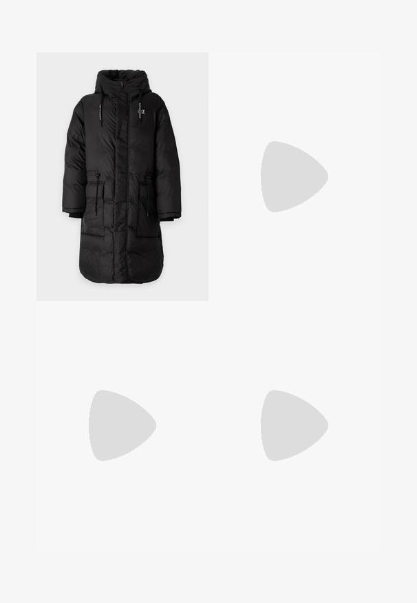 Svart vadderad lång kappa med huva, har dragsnören, dragkedja framtill och stora fickor. Slät, glänsande yta; kviltat mönster.; Vit bomull t-shirt med rund halsringning och korta ärmar, med en guld EA7 Emporio Armani-logotyp tryckt på framsidan.; Svarta träningsshorts i mjukt tyg, med ett elastiskt midjeband och en liten gul EA7-logotyp på nedre vänstra benet.; Vita lädersneakers med en jämn yta, rund tå, platta snörningar och en strukturerad sula. Har en diskret logotyp på hälen.