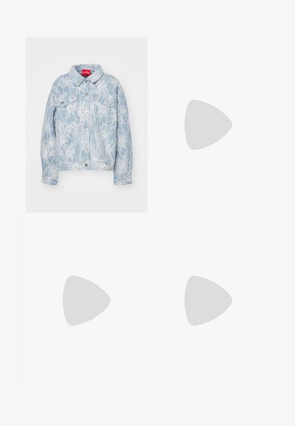 Cras SOUTH JACKET - Jeansjakke - delicate bleach; Grå strikket genser med lange ermer, rund hals, ribbede mansjetter og kant, med en myk tekstur og avslappet passform.; Lyseblå denimjeans med høy midje, vide ben og en falmet finish. Har klassisk fem-lommers styling og metalldekkknapp.; Brune semska plattformstøvler med elastiske sidepaneler og orange rekkehalser, parret med en knelange lys denimskjørt på et tregulv.