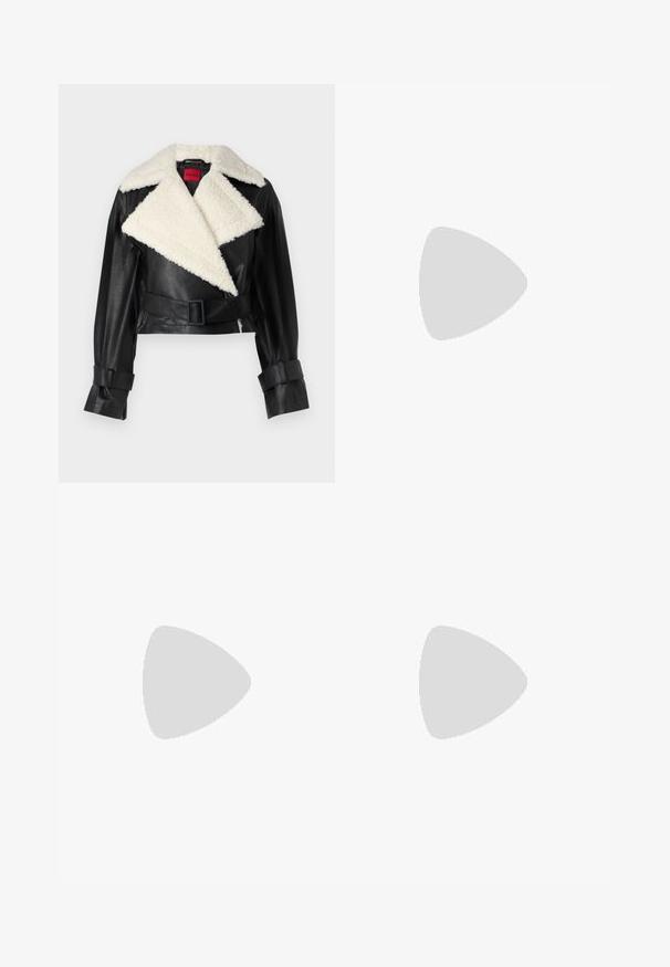 Črno usnjeno krajšano jakno z belim ovčjim krznom, pasom in širokimi manšetami. Ima zložen ovratnik in kontrastno teksturo tkanine.; Črna bombažna majica s krožnim izrezom, kratkimi rokavi in izvezenim logotipom na prsih. Preprosta, sproščena silhueta brez vzorcev.; Črne krojene hlače s direktnim krojem, ki se ponašajo z gladko teksturo in ostrimi pregibi spredaj. Ni vidne kovine.; Črne usnjene sandale na visoki peti s koničastim nosom, gladko teksturo in ožjim gležnjarjem, ki ima zlate kovinske dodatke.