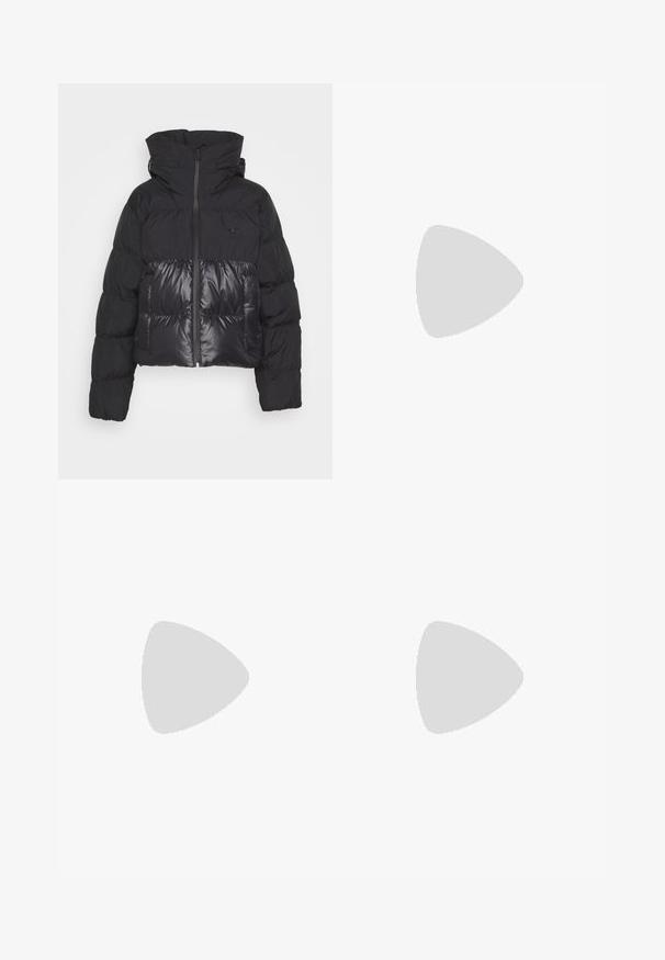 Zwarte pufferjack met een glanzend middenstuk, hoge kraag, ritssluiting aan de voorkant en zijzakken. Gemaakt van lichtgewicht, geïsoleerd materiaal.; Zwarte katoenen T-shirt met korte mouwen, ronde halslijn, voorzien van een wit Adidas-logo op de borst. Eenvoudig ontwerp, comfortabele pasvorm.; Zwarte wijde sweatpants gemaakt van zachte stof, met een elastische tailleband en een klein logo aan de linkerkant.; Rode suède sneakers met drie witte strepen, rubberen zool, ronde neus en gevoerde tong, met 'CAMPUS' detail aan de zijkant.