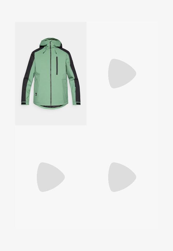 Vihreä ja musta ulkotakki hupulla, vetoketjulla, rintataskulla ja joustavilla hihansuut. Valmistettu sileästä, kestävästä kankaasta.; Mustapaita lyhyillä hihoilla, joka on valmistettu kevyestä kankaasta. Siinä on pieni valkoinen logo vasemmassa rinnassa ja huomaamattomia olkakoristeita.; Vihreät ulkoiluhousut, jotka on valmistettu kevyestä kankaasta. Housuissa on korkea vyötärö, kaksi vetoketjullista etutaskua sekä logotyyli reidessä.; The North Face NSE LOW - Matalavartiset tennarit - black