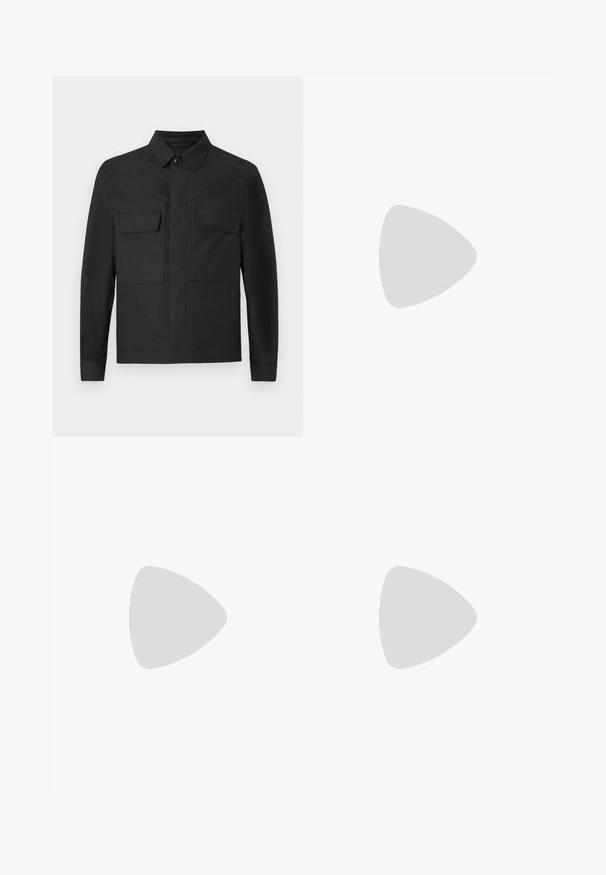 Crna jakna s ovratničkim dizajnom, dugim rukavima i dva džepa na prsima. Napravljena od glatkog materijala u jednobojnoj boji s urednim šavovima.; Crna turtleneck majica od mekog pletenog materijala. Ima duge rukave i uski kroj, s rebrastim ovratnikom i rubom. Minimalno brendiranje.; Crne hlače s krojem koji se prilagođava tijelu, s glatkom teksturom i ravnim dizajnom nogavica. Pojas ima petlje za remen i čistu obrubu.; Crne lakirane kožne cipele s okruglim vrhom, s vezicama i glatkom, sjajnom površinom. Imaju nisku gumenu potplat.