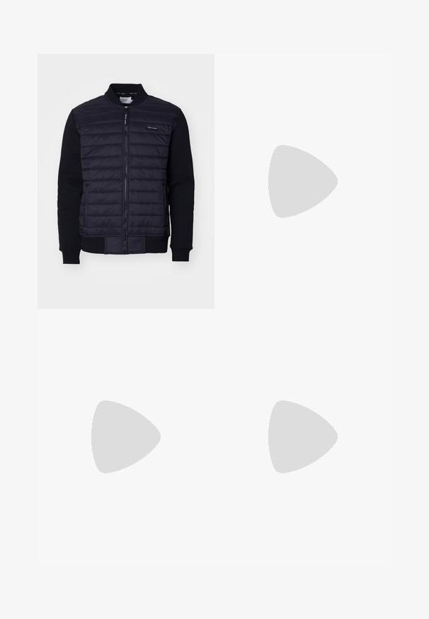 Marineblå bomberjakke med quiltet front, ribbede mansjetter og glidelås, med et logo-merke på brystet. Myk tekstur.; Svart bomulls t-skjorte med korte ermer, rund halslinning, har en liten hvit Levi's-logo på brystet, glatt tekstur, klassisk passform.; Men's straight-leg svarte denim jeans med fem lommer og oransje søm, knapp og glidelås lukking foran på midjen.; Hvit lær sneaker med glatt overflate, rund tå og flate hvite snøringer. Har en teksturert gummisåle og minimale design elementer.