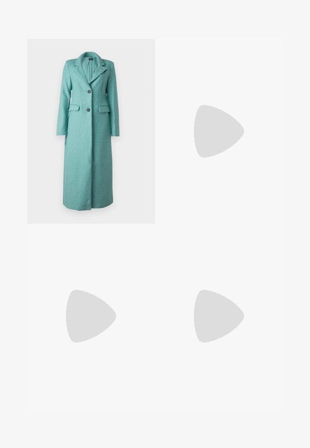 ONLY ONLEMMAX LONG COAT - Mantel - lush meadow; Witte mouwloze tanktop van ribstof, met een ronde halslijn en een aansluitende pasvorm, met minimale naden en zonder versieringen.; Lichtblauwe flared jeans van denim, met een hoge taille, vijf zakken en een subtiele gradient vervaging naar de zoom toe.; Bruine leren cowboylaarzen met een spitse neus en blokhak, voorzien van gedetailleerde stiksels en verhoogde accenten op de schacht.; Zilveren creolen met een gedraaide ontwerp, voorzien van een gepolijste afwerking en een post-back sluiting. Meet ongeveer 3 cm in diameter.
