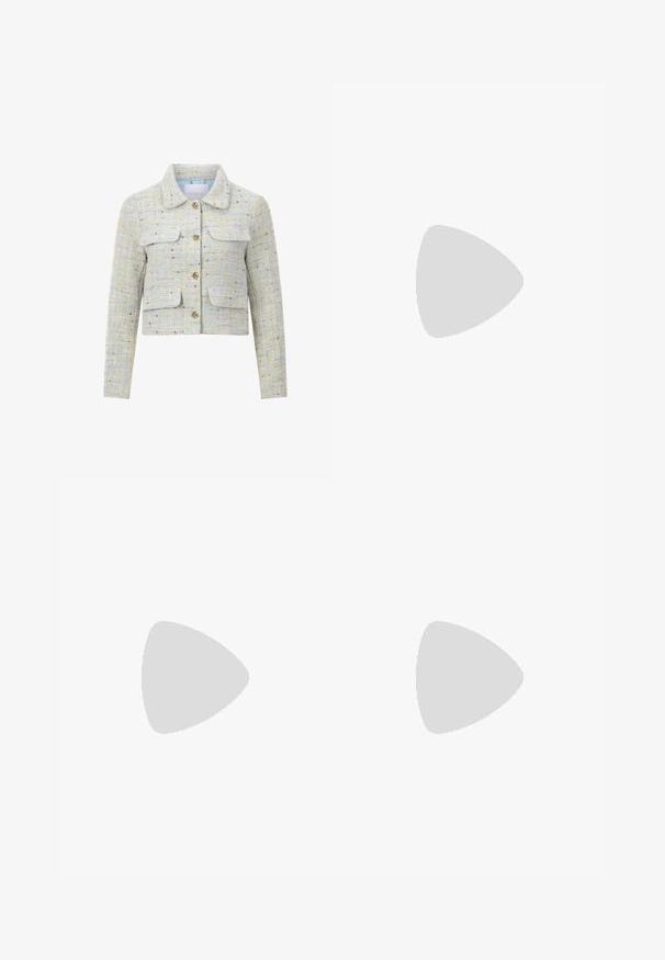 Beskaaret jakke lavet af pastelfarvet tweed med gyldne trådindlæg. Har en krave, knappelukning og to forlommer.; Hvid kortærmet t-shirt lavet af bomuld, med dekorativ blondekant langs ærmerne og en rund halsudskæring.; Hvide, afslappede sweatpants lavet af blødt materiale, med elastisk talje og snor samt lige ben.; Hvide højhælede sandaler med en kraftig hæl, der har et stropdesign og ankelbinding. Glat tekstur med en platform foran for ekstra højde.