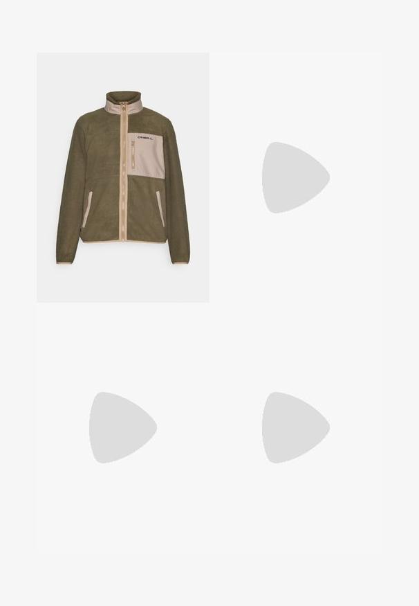 Chaqueta de forro polar verde oliva con un panel frontal beige, cierre de cremallera, cuello alto y logo negro en el bolsillo del pecho; tejido texturizado.; Camiseta de algodón blanca con mangas cortas, cuello redondo, que presenta un pequeño logo dorado en la parte izquierda del pecho. Textura suave y corte regular.; Pantalones de algodón beige con un diseño de pata recta, que cuentan con un cierre frontal de botón, pasadores para cinturón y dos bolsillos laterales. Textura suave.; Zapatilla deportiva gris con parte superior de malla y ante, acentos blancos, suela acolchada y un diseño distintivo con elementos reflectantes.