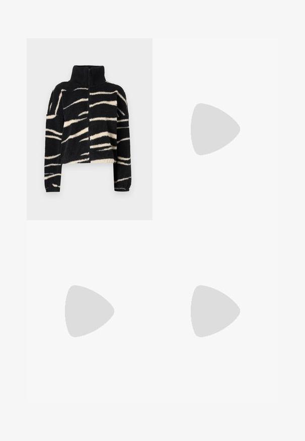 Veste zippée en noir et crème, floue, avec un col montant ; présente un motif de rayures ondulées audacieuses et des poignets côtelés. Texture douce.; Débardeur blanc sans manches en tissu côtelé, doté d'un col rond et d'une silhouette ajustée, avec des coutures minimales et sans ornements.; Jean évasé bleu clair en denim, doté d'une taille haute, d'un design à cinq poches et d'un dégradé subtil vers l'ourlet.; Bottes de cowboy en cuir marron avec un bout pointu et un talon bloc, présentant des coutures détaillées et des accents en relief sur la tige.; Boucles d'oreilles en argent en forme de créoles avec un design torsadé, dotées d'une finition polie et d'une fermeture à poussoir. Mesurent environ 3 cm de diamètre.