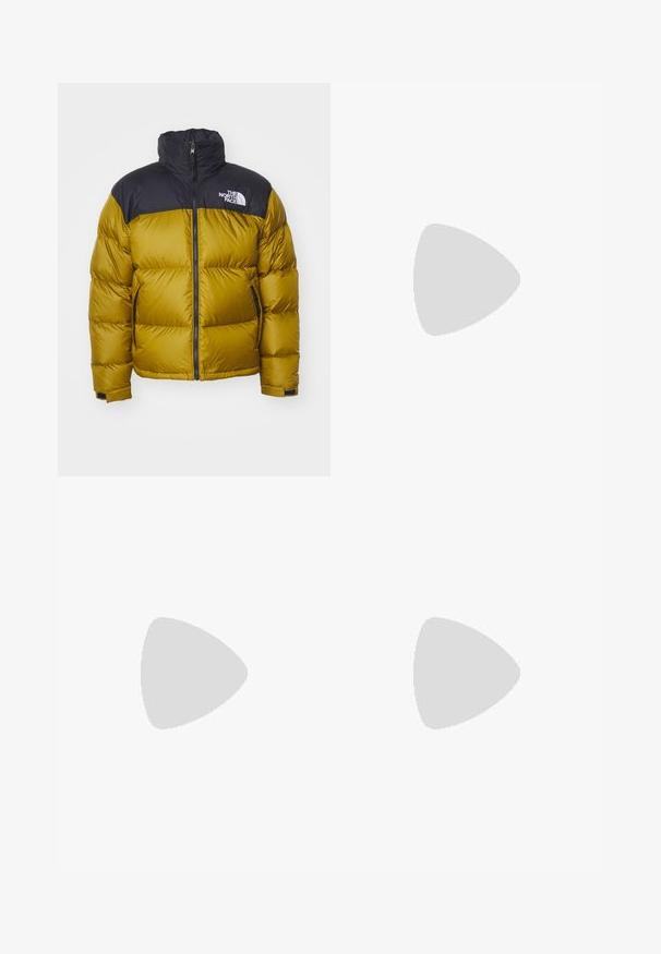 Plyšová bunda v horčicovej žltej farbe s čiernou nylonovou hornou časťou, vysokým golierom, predným zipsom a bočnými vreckami. Na bunde je logo značky The North Face.; Biela bavlnená tričko s krátkymi rukávmi, okrúhlym výstrihom a hladkou textúrou. Jednoduchý dizajn bez vzorov alebo grafiky.; Modré džínsy s uvoľneným strihom, vysokým pásom, dizajnom s piatimi vreckami a kontrastným prešívaním. Obsahujú zapínanie na gombík a zips.; Nike tenisky z bielej kože s námorníckym swooshom, s gumovou podrážkou a bielymi šnúrkami, skombinované s bielymi ponožkami a tmavými kordovým nohavicami.