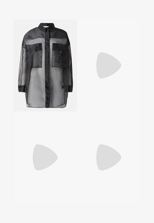 Svart gjennomsiktig skjorte med krage, som har to store frontlommer, gjennomsiktig stoff og en litt ugjennomsiktig tekstur.; Svart høyhalset genser laget av mykt stoff. Den har lange ermer, høy hals og ribbestrikkede mansjetter og nederkant for en tettsittende look.; Bredde benbukser i svart denim. Har en teksturert overflate med en ren linning og ingen synlig maskinvare eller lommer.; Hvit sneaker med teksturert semsket skinn og lær, med leopardmønster på hælen og en såle av gummigummi.