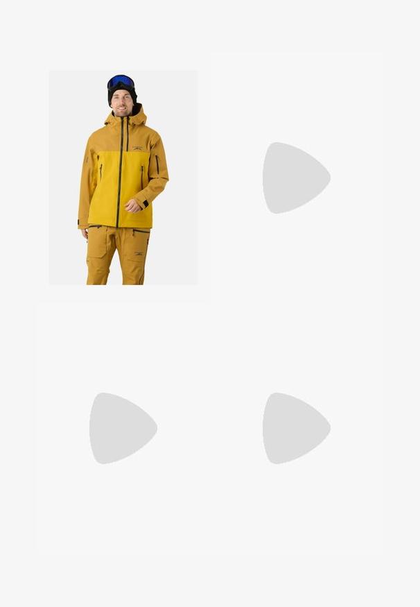 Mężczyzna w musztardowo-żółtej i brązowej kurtce oraz spodniach narciarskich, z czarnymi goglami narciarskimi i czarną czapką, stojący na jednolitym tle.; Czarna bawełniana koszulka z krótkim rękawem, okrągłym dekoltem i małym białym logo Nike na górnej lewej stronie klatki piersiowej. Gładka faktura. Klasyczny krój.; Czarne dresy wykonane z miękkiego materiału, z elastycznym pasem, sznurkiem do ściągania i małym logo Nike na lewej udzie.; Czarne buty sportowe z teksturowanej tkaniny i gumowymi podeszwami, z elastycznymi sznurówkami i niebieskim akcentem na pięcie. Noszone z jasnymi dżinsami.