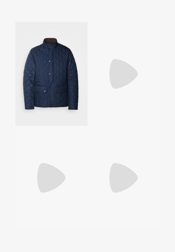 Casaco acolchoado azul-marinho com colarinho alto, fecho de botões de pressão, dois bolsos frontais e um padrão de losangos texturizado.; Camisa de algodão branca com um corte relaxado, apresentando um pequeno logótipo gráfico preto na área do peito esquerdo. Mangas curtas, estilo de gola redonda.; Calças cinza claro com um design de perna reta, feitas de um tecido suave, apresentando um fecho frontal com botão e bolsos laterais.; Sapatilha atlética branca e bege claro, com parte superior em malha, detalhes perfurados e uma entressola texturizada com marcação no calcanhar.