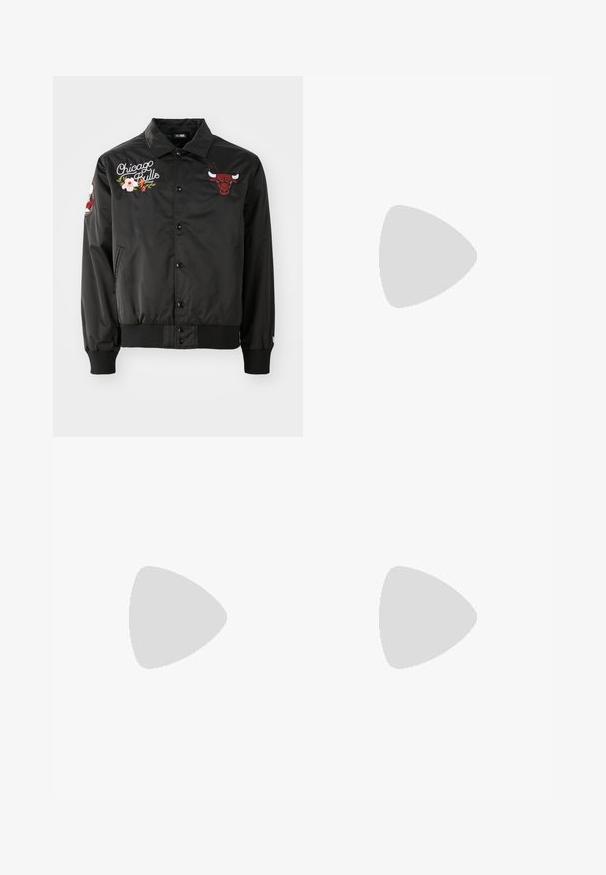 New Era NBA CHICAGO BULLS FLORAL SATIN  - Klubbklær - black; Marineblå hettegenser med hvitstripet ribbestrikket krage og mansjetter, med en beige lomme med brodert tre-detajl foran.; Olivenfargede vide bukser laget av bomull. Har beltehemper, en front knappelukking, og sidelommer. Glatt tekstur.; Svart idrettssko med teksturert mesh-overdel, forsterket tå og hurtiglissesystem. Har en robust såle og lett hælheving.; Sort, kviltet skulderveske med myk tekstur, båret av en person i en hvit grafisk T-skjorte med fet tekst. Løs stil med denim.