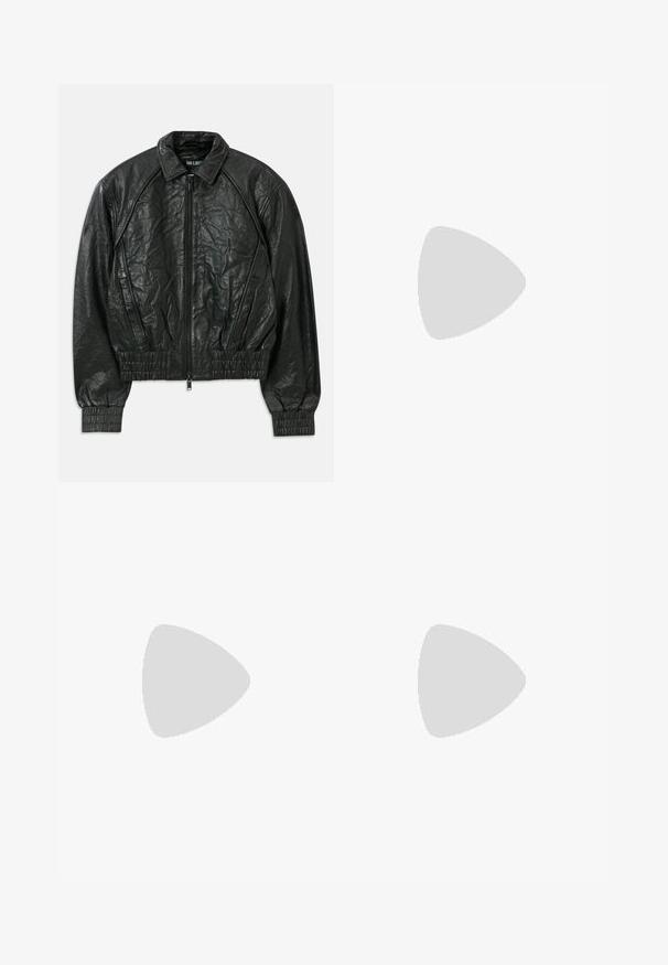 Giacca in pelle nera rugosa con zip frontale, polsini e orlo elasticizzati, e tasche laterali inclinate su uno sfondo bianco.; Top bianco aderente realizzato in tessuto a coste, con maniche a farfalla e dettagli arricciati sui lati per texture e forma.; Bershka WIDE - Pantaloni - black; Bershka Sandali con tacco - black