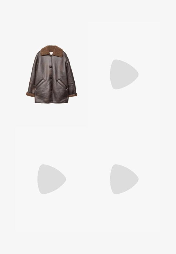 Rjava umetna usnjena jakna s ovratnikom iz ovčje kože, gumbi na sprednji strani, stranskimi žepi in teksturnimi rjavimi manšetami. Ohlapen kroj in srednja dolžina.; Dva brezrokavniki z rebrasto turtleneck gorami v črni in beli barvi, z oblikovanim dizajnom in gladko teksturo, v skrajšani dolžini.; Črne široke hlače iz lahkega materiala, z zapiranjem na gumb spredaj in ravnim sprednjim delom, s skrbno zašiti robovi.; Športni čevlji z belim usnjenim zgornjim delom, sivim semišem na prstih in tremi črnimi črtami. Imajo modro logo na jeziku in teksturiran gumijast podplat.