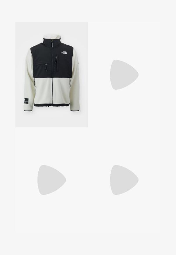 The North Face M RETRO DENALI JACKET - Flísová bunda - white dune/black; Čierne bavlnené tričko s okrúhlym výstrihom a krátkymi rukávmi. Na hornej ľavej strane je umiestnené ružové logo Nike. Hladká textúra.; Biele bavlnené cargo nohavice s voľným strihom. Medzi vlastnosti patrí predné vrecká, zlaté detaily a zosilnené kolenné časti.; Biele športové tenisky s hladkým zvrškom, šnurovaním, polstrovanou podrážkou a viditeľnou vzduchovou jednotkou s červenými akcentmi na značení.