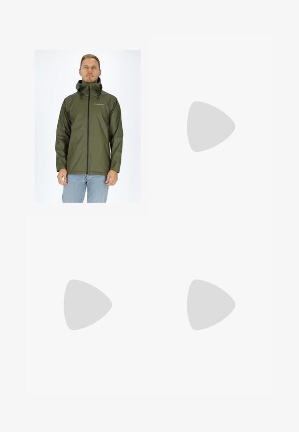 Olivenfarbene wasserdichte Jacke mit hohem Kragen, verstellbarem Kapuze und Reißverschluss. Mit elastischen Bündchen und einem dezenten Logo auf der Brust.; Kurzärmliges T-Shirt mit Rundhalsausschnitt in Cremeweiß. Hergestellt aus strukturiertem Stoff, mit einem klaren Design und einem geraden Saum.; Beige gerade geschnittene Jeans mit Gesäßtaschen, kontrastierenden gelben Nähten und einer glatten Stofftextur. Sie verfügen über eine mittlere Leibhöhe.; Weiße Ledersneaker mit glatter Oberfläche, runder Zehenpartie, flachen Schnürsenkeln und strukturiertem Sohlenprofil. Mit einem dezenten Logo an der Ferse.