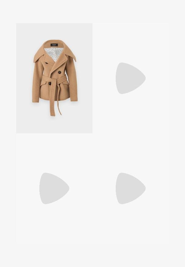 Veste en laine camel à double boutonnage avec larges revers, boutons noirs, ceinture à nouer, poches à rabat et doublure blanche à motifs d'étoiles.; T-shirt en coton à manches courtes avec un col rond, présentant des rayures verticales noires sur un fond blanc et un design à coupe droite.; Jeans en denim bleu clair avec une coupe large, cinq poches, passants de ceinture et fermeture à bouton. Le tissu a une texture lisse.; Paul Smith TOPANGA - Ballerines - black