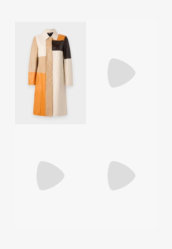 Marc Cain Leren jas - multi coloured; Witte kortemouw overhemd met knopen, voorzien van een puntige kraag en een gebogen zoom. Gemaakt van katoen met een gladde textuur en zonder zichtbare patronen.; Lichtgekleurde op maat gemaakte shorts van katoen, met een vlakke voorkant, plooien en een rechte snit. Gladde textuur met een klassieke afwerking.; Zwarte leren slingback hakken met een spitse neus, voorzien van een slanke hak en een goudkleurige accent op de verstelbare band. Gladde textuur.