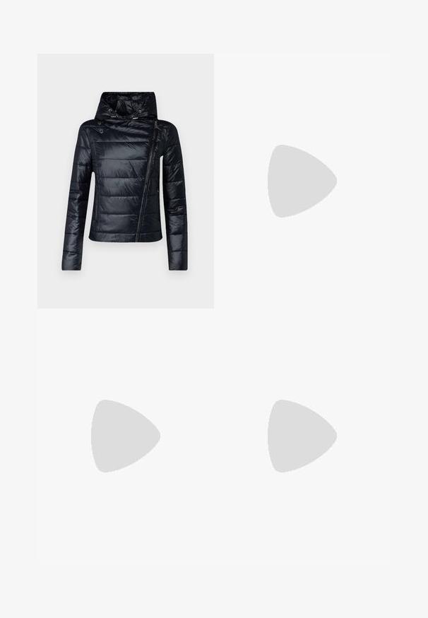 Giubbotto imbottito nero con colletto alto, chiusura frontale con zip e cuciture diagonali. Presenta un esterno lucido e liscio e un cappuccio regolabile.; Maglietta in cotone nera con scollatura tonda, maniche corte e logo ricamato sul petto. Design semplice e vestibilità rilassata senza motivi.; Pantaloni neri su misura con un design a gamba dritta, dotati di tasche frontali e un tessuto liscio e strutturato. Dettagli ordinati e minimalisti.; Sandali con tacco alto in pelle nera, con tacco sottile e curvo e design a fascia incrociata. Cinghia alla caviglia regolabile. Texture liscia.