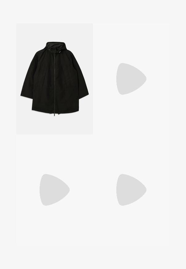 Zwarte lichtgewicht jas met een ritsluiting, kap met trekkoorden en een brede, losse pasvorm. Heeft geplooide frontdetails en een gladde textuur.; Zwarte T-shirt met korte mouwen van katoen. Heeft een ronde hals en het reliëf "Armani Exchange"-logo langs de schouder. Eenvoudig ontwerp.; Zwarte brede sweatpants met een tailleband met veters, zijslitsaccenten, zachte stof en een strakke uitstraling.; Zwarte slingback pump met een spitse neus, glanzende leren afwerking en een kleine hak met een gouden accent. Strak ontwerp met een open achterkant.