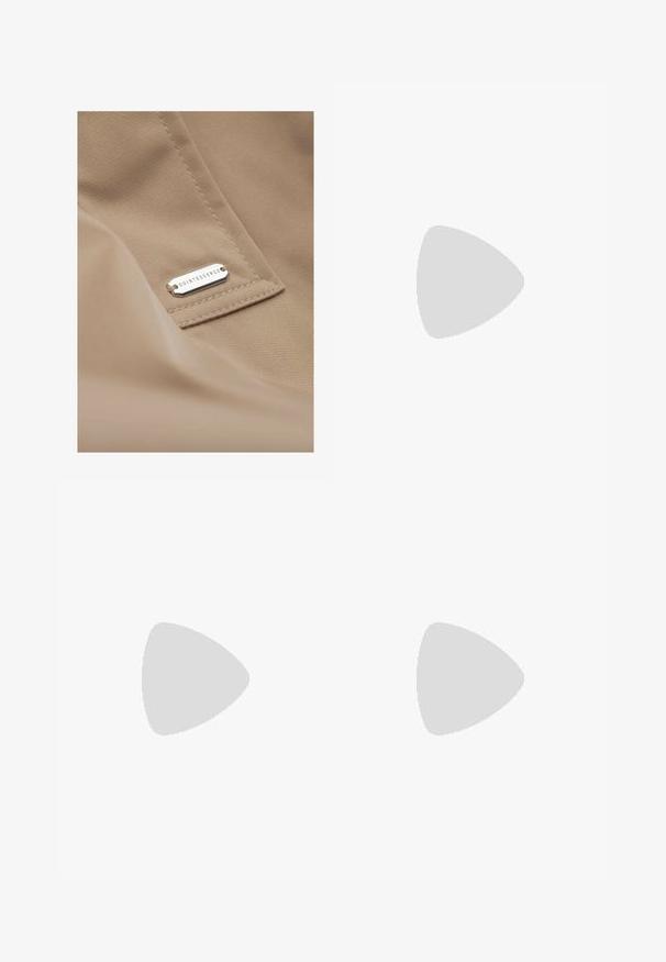 Ombre COSC - Trenssi - beige; Valkoinen pitkähihaista nappipaitaa, joka on valmistettu puuvillasta. Ominaisuuksiin kuuluu avara kaulus, nappisulku ja pieni brodeerattu logo rinnassa.; Beige puuvillachinohousut litteällä edessä, vyölenkeillä ja sivutaskuilla. Suora lahjamuoto, jossa on sileä pinta ja kevyt, hengittävä tunne.; Valkoiset nahkakengät, matala malli, jossa on sileä pinta, pyöreä kärki, nauhakiinnitys edessä ja pieni brodeerattu logo sivulla.