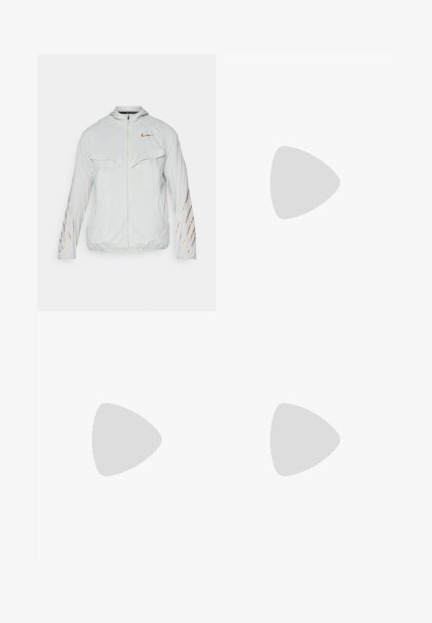 Hvid letvægtsjakke med hætte, med et guld Nike-logo og diagonale guldstriber på ærmerne. Tekstureret stof, frontlynlås.; Sort Nike løbe T-shirt lavet af let, åndbart materiale, med korte ærmer og et lille hvidt logo på brystet.; Sorte atletiske bukser lavet af glat stof, med elastisk talje, smalnende ben og et lille hvidt logo på venstre side.; Sort sportsko med en textured quilted overdel, slankt design og sort gummisåler. Har et synligt logo og Gore-Tex mærkning.