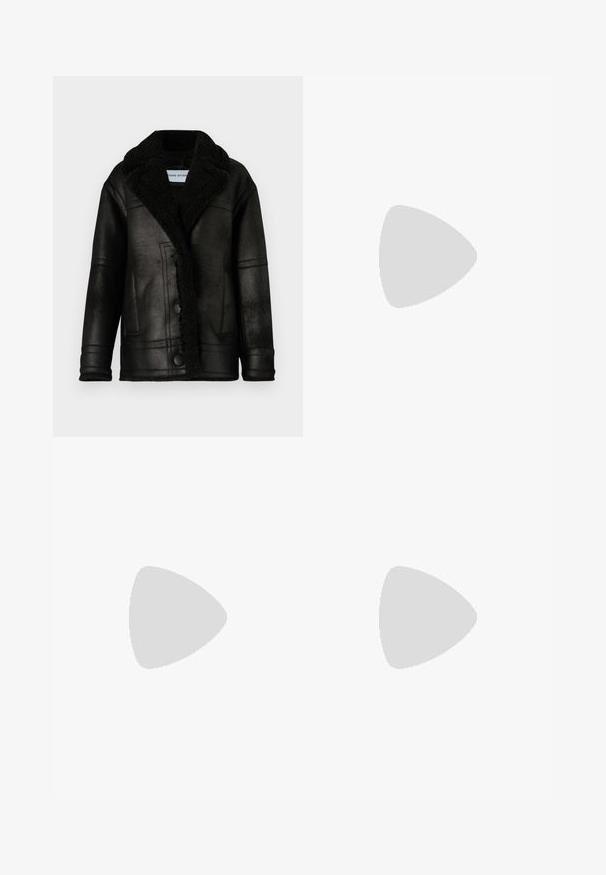 STAND STUDIO LOUISA JACKET - Ziemas jaka - black; Ilgi piedurkņu, gaiši bēšas krāsas blūze ar apaļu dekoltē. Izgatavota no mīksta auduma, ar centrālo šuvi un nedaudz izliekta apakšmala. Nav redzamu papildus elementu.; Taurī šūšanas brīvās formas bikses ar elastīgu jostasvietu un priekšējiem krokām, izgatavotas no gludas auduma.; Melna ādas potīte ar noapaļotu purngalu, bloku papēdi, sānu rāvējslēdzēju un šuvju akcentiem uz virsmas. Gluda tekstūra, klasiskā dizaina.