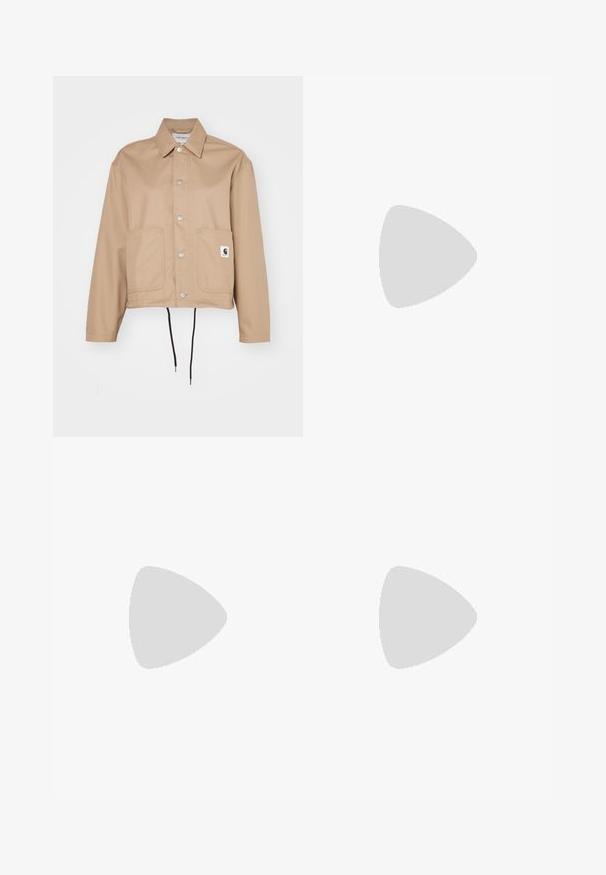 Carhartt WIP SIMPLE SHIRT JACKET - Leichte Jacke - beige; Braunes Baumwoll-T-Shirt mit kurzen Ärmeln, Rundhals und weißem Adidas-Logo, das zentral auf der Brust platziert ist. Das Design ist schlicht und der Schnitt ist locker.; Beige Baumwoll-Hose mit weitem Bein und glatter Textur, mit vorderen Taschen und einem silbernen Knopf am Bund.; Cremefarbene sportliche Sneakers mit drei beigen Streifen, aus Wildleder und Textilmaterialien, einer strukturierten Sohle und geprägtem Branding an der Ferse.