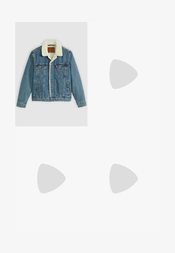 Traper jakna s svijetloplavim pranjem, krzneni ovratnik od umjetnog krzna, dva džepa na prsima i dugmad za zatvaranje. Sadrži kožni brand patch na vratu.; Set pamučnih majica koji uključuje crnu i bijelu majicu, obje s kratkim rukavima, okruglim izrezom i klasičnim krojem. Tekstura tkanine.; Crne cargo hlače izrađene od čvrstog materijala, s brojnim džepovima, kopčanjem na gumb i dizajnom koji pomaže da se prilagode tijelu sa suženim nogavicama.; Kožne tenisice s crno-bijelom paletom boja, koje imaju perforirane akcentne detalje, podstavljeni ovratnik i teksturiranu potplat.