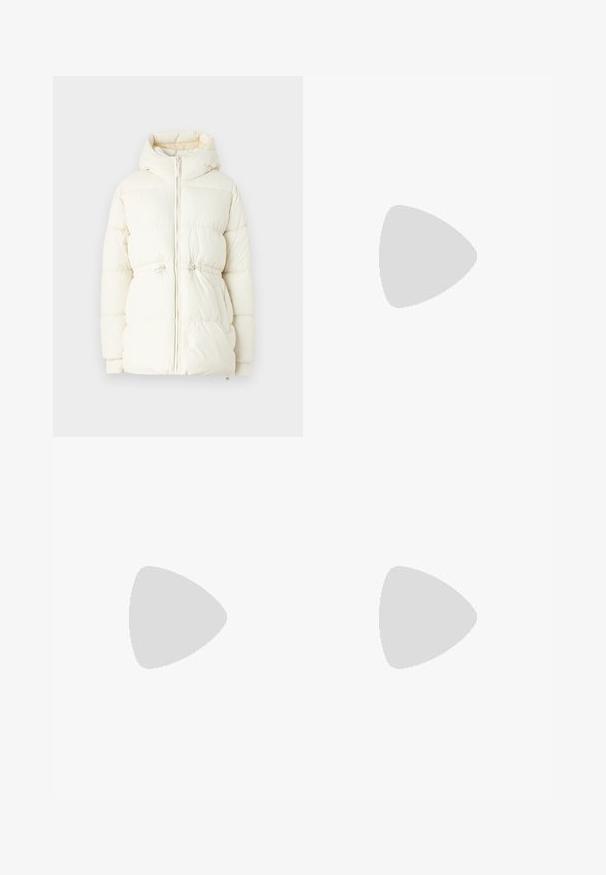 Hvit boblejakke med glidelås, med hette og snor i livet. Stoffet har en jevn tekstur med horisontale quiltede seksjoner.; Hvit ermeløs tanktop laget av ribbet stoff, med rund hals og en tettsittende silhuett, med minimale sømmer og ingen dekorasjoner.; Mørkeblå skinny jeans laget av denim, med en klassisk fem-lommers design, knappestang og subtil fading på lårene.; Brune skinncowboystøvler med spiss tå og blokkhelt, med detaljerte sømmer og hevede detaljer på skaftet.; Svart lær clutch-veske med klaff og detalj i gullmetall. Inkluderer en svart stropp og et strømlinjeformet, minimalistisk design.; Sølv hoops øredobber med en tvistet design, som har en polert finish og bakstøtte. Mål omtrent 3 cm i diameter.