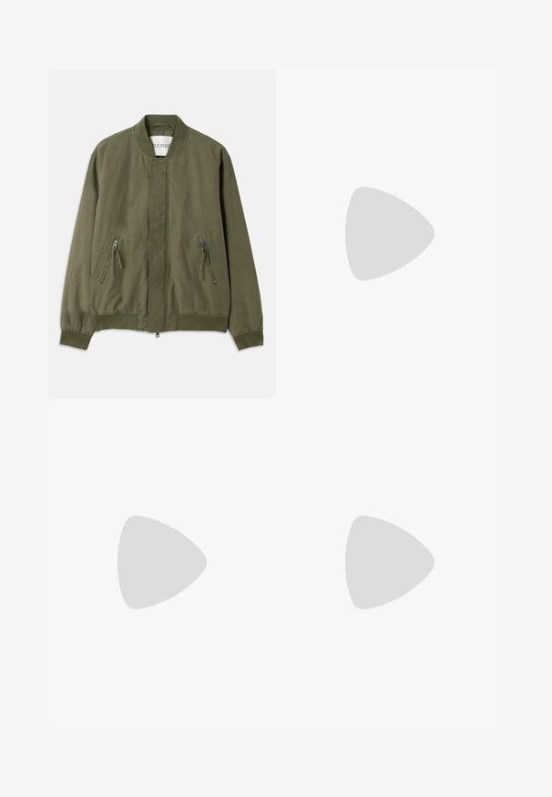 Jachetă bomber verde măslin cu guler rotund, două buzunare frontale cu fermoar, mâneci elastice și un design curat, minimalist. Textură casual a țesăturii.; T-shirt scurt gri, fabricat dintr-un material moale și texturat. Dispune de un guler clasic și o margine dreaptă, fiind potrivit pentru purtarea zilnică.; Pantaloni drepti de culoare albastru marin, cu bucle pentru curea, închidere cu nasture în față și buzunare laterale, arătați pe un fundal alb.; Adidași albi și negri, cu un superior din piele netedă, accente texturate și o talpă albă groasă. Prezintă un design clasic cu șireturi.