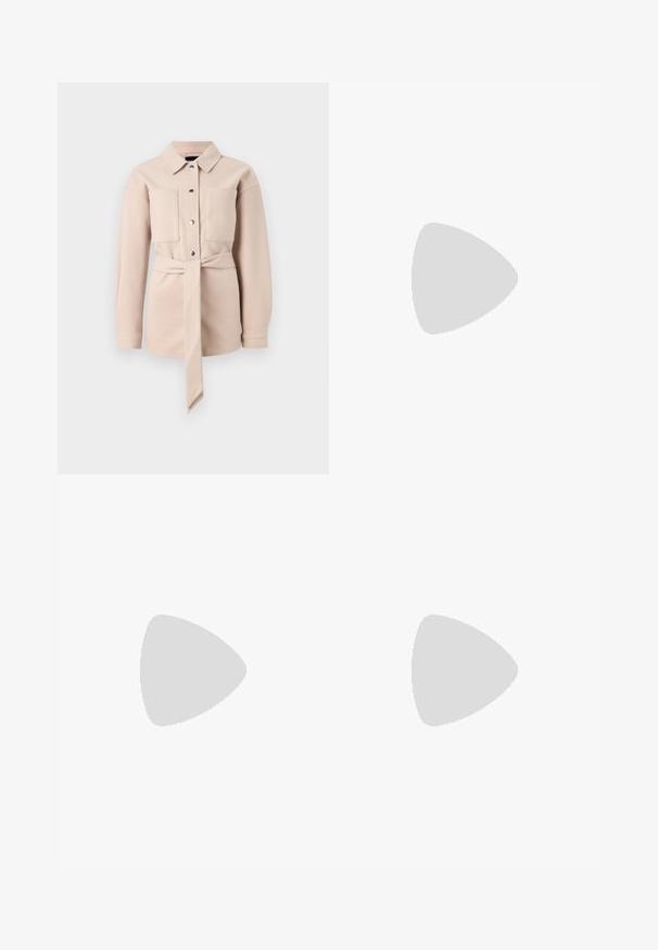 Ljus beige skjorta med bälte och krage, framknäppning, två bröstfickor och långa ärmar. Slät textur, minimalistisk design.; Vit långärmad polotröja gjord av ett smidigt, stretchigt material. Har en hög krage och åtsittande design, utan synliga mönster eller dekorationer.; Ljusblå vida jeans i denim med hög midja, femficksdesign och subtila blekningar för en använd look.; Vita plattformssneakers gjorda av slät syntetiskt material, med rund tå, snörningsdesign och en texturerad gummisula. Svart hälaccent.