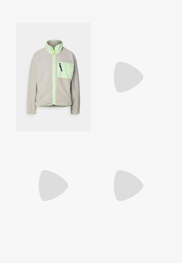 Patagonia Fliisjakk - oatmeal heather/salamander green; Must musta lühikeste varrukatega T-särk, millel on rinnal ringikujuline mitmevärviline logo. Otse lõpp ja mugav lõige.; Hallid performance püksid, millel on elastne vöökoht, kaks eesmist taskut ja tõmblukuga küljetasku. Sile tekstuur ja kitsenev lõige.; Tumed hallid matkajalanõud, millel on võrkpaneelid ja sealihaga ülemine osa, nööriga sulgemine, pehmendatud tallad ja rohkelt haarde mustriga karmi väljatõste.
