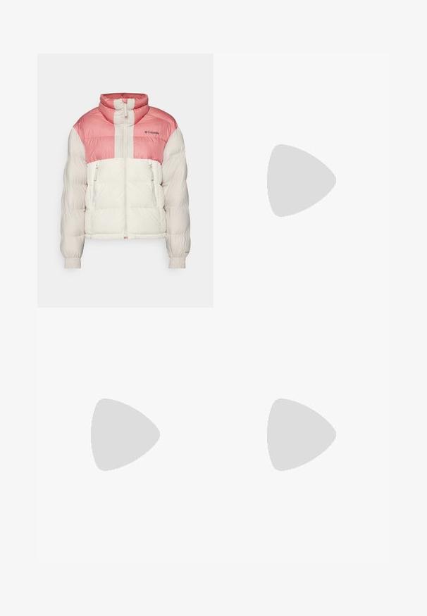 Kurtka puchowa Columbia z różowym i białym wzorem kolorystycznym, zapinana na zamek błyskawiczny kieszeniami z przodu, wysokim kołnierzem i elastycznymi mankietami. Gładka tekstura.; Skórzany pulower w kolorze kremowym, z wysokim kołnierzem, półzamkiem, elastycznym wykończeniem u dołu i mankietami, o gładkiej teksturze i minimalistycznym designie.; Brązowe spodnie z bawełnianego twillu o prostym kroju, z zapięciem na guzik z przodu oraz bocznymi kieszeniami, gładka tekstura i czyste linie.; Szare zamszowe sneakersy z białymi sznurówkami i gumową podeszwą, z trzema ukośnymi paskami po boku oraz naszywką z logo na języku.