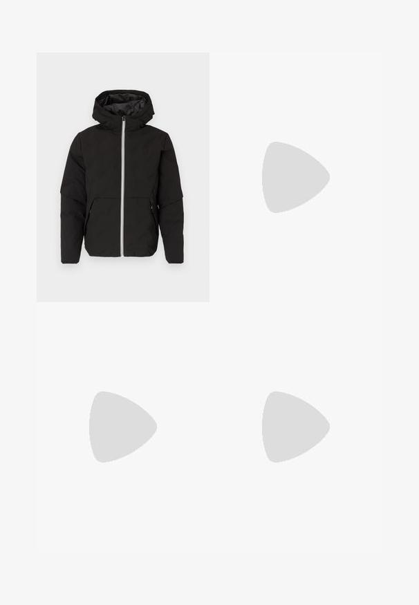 Sort puffjakke med hætte, der har en tofarvet lynlås og sidelommer. Stoffet har en glat, mat tekstur med et let polstret udseende.; Nike sort bomulds t-shirt med en klassisk rund hals, korte ærmer og et diskret, præget logo på brystet. Glat tekstur.; Sorte afslappede bukser med snøring i livet, sidelommer og lige ben, på en ensfarvet baggrund.; Sorte træningssko med tekstureret stof og gummisåler, udstyret med elastiske snørebånd og en blå detalje på hælen. Bæres med lyse denimbukser.