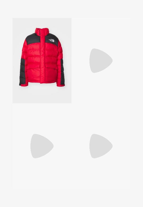 Crvena i crna zimska jakna s visokim ovratnikom, prednjim džepovima i logotipom "The North Face" na grudima.; Nike crna pamučna majica s klasičnim okruglim izrezom, kratkim rukavima i suptilnim, utisnutim logotipom na prsima. Glatka tekstura.; Crne dukserice od mekog materijala, s elastičnim pojasom s podešavanjem i malim logom sa strane.; Crne atletske cipele s teksturiranom tkaninom i gumene potplate, s elastičnim vezicama i plavim akcentom na peti. Nosene su s svijetlim trapericama.
