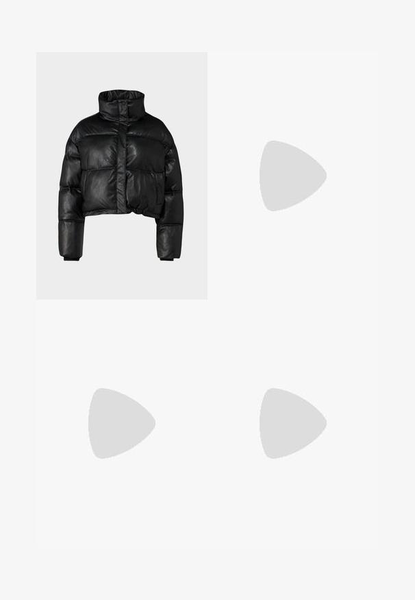 Svart kort pufferjacka i glansigt syntetmaterial, med hög krage, knappstängning och ribbade muddar.; Mörk marinblå kort stickad tröja med ribbad textur, korta vida ärmar och rund halsringning. Enkelt design, inga synliga mönster eller detaljer.; Breda denimbyxor med en ljus till mörkblå gradient, hög midja, bälteshällor och ett matchande tygbälte. Texturerad denimfinish.; Marinblå sneaker med en strukturerad tygöverdela, vit plattformssula, rund tå och svart hälsaccent. Har sex hål för snörning.