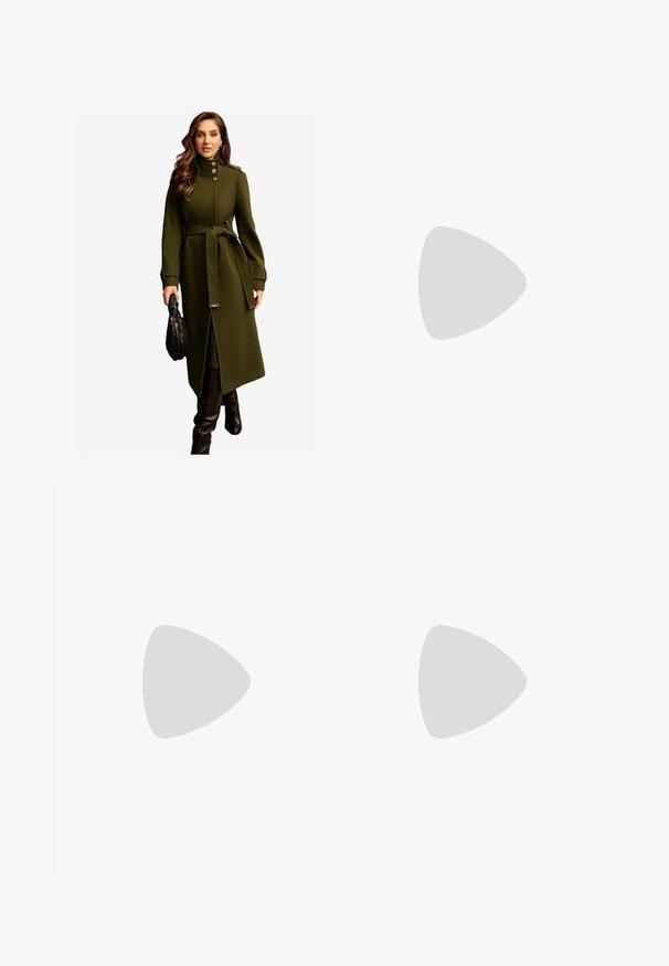 Lipsy Cappotto classico - olive green; T-shirt nera in cotone con maniche corte, caratterizzata da una piccola grafica di una farfalla rosa sul lato sinistro del petto. Design a girocollo con una vestibilità rilassata.; Jeans in denim neri a vita alta con un taglio a gamba larga, design a cinque tasche e cuciture visibili. Il tessuto ha una finitura liscia e leggermente tessurizzata.; Décolleté in vernice nera con punta affusolata e tacco in geometria cubica. Presentano un design elegante e minimalista, con una texture liscia.; Borsa hobo nera in pelle con una superficie liscia, forma curvata e una singola tracolla regolabile; presenta un'ampia apertura nella parte superiore.