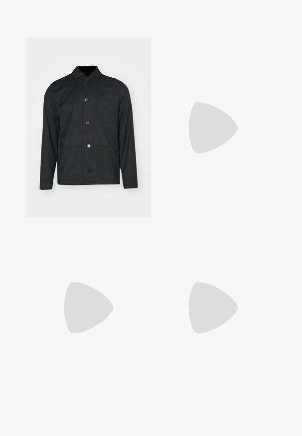 Filippa K LOUIS JACKET - Skraistė  - black; Balta medvilninė marškinėlių, su trumpomis rankovėmis, apykaklė nei per aukšta, nei per žema, ir mažas pilkas logotipas kairėje krūtinės pusėje. Lygi tekstūra.; Šviesiai pilkos tiesios pritaikymo kelnės, pagamintos iš lygaus medvilninio audinio, su priekinėmis kišenėmis ir šonine cargo kišene.; Juodos odinės sportinės bateliai su lygiu paviršiumi, apvaliu nose ir tamsiai pilkais akcentais. Turi raištelių dizainą ir tekstūruotą gumos padas.
