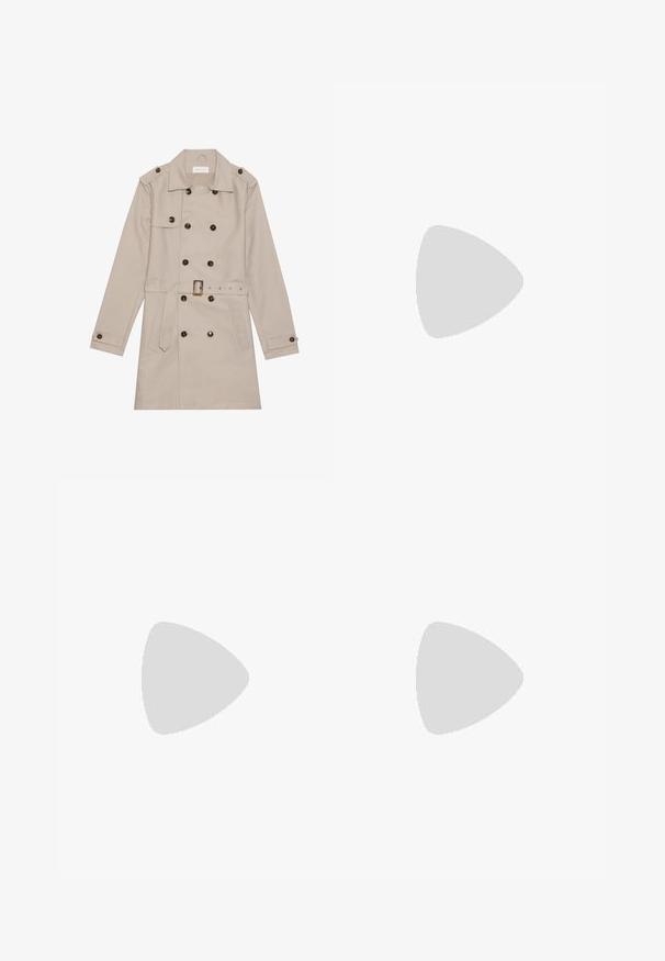 Trench beige con diseño de doble botón, grandes botones oscuros, cintura ceñida con cinturón, hombreras y dos bolsillos frontales.; Dos camisetas de manga corta: una de color negro sólido y otra blanca con rayas verticales negras. Ambas tienen cierre de botones y un cuello clásico.; Pantalones de mezclilla negra con corte recto, diseño de cinco bolsillos y cierre frontal con botón. Textura suave con detalles de costura mínimos.; Mocasines de cuero negro con punta redonda, que cuentan con un diseño cosido, suela de plataforma baja y una suela de goma texturada y con tacos.