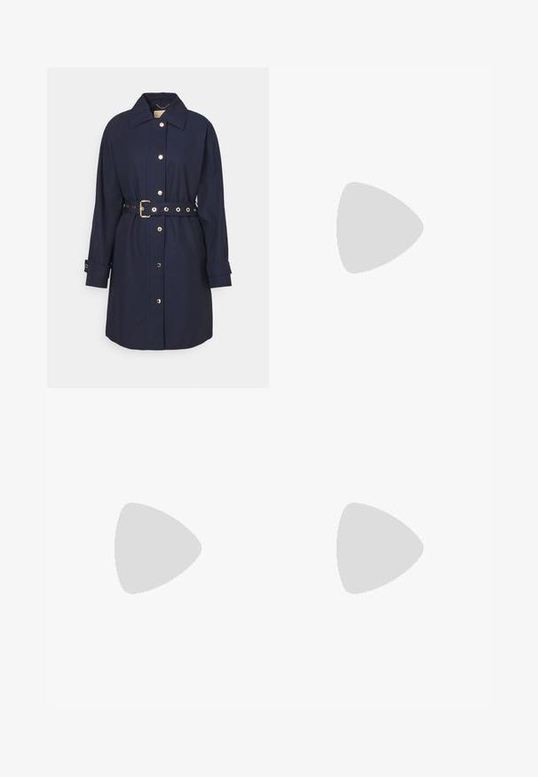 Trench coat bleu marin cu guler, butoni aurii și talie cu curea asortată. Dispune de mâneci lungi cu detalii la manșete.; Cămașă neagră cu mânecă lungă, cu guler, cu o textură șifonată, cu nasturi pe toată lungimea și manșete. Fabricată dintr-un material neted.; Pantaloni negri dintr-un material neted, cu talie înaltă, picioare largi, pliuri frontale și loop-uri clasice pentru curea. Fără buzunare laterale vizibile.; Cizme negre din piele până la genunchi cu o textură netedă, vârf pătrat, toc bloc și tab pentru tragere pe lateral, având detalii de cusătură minime.