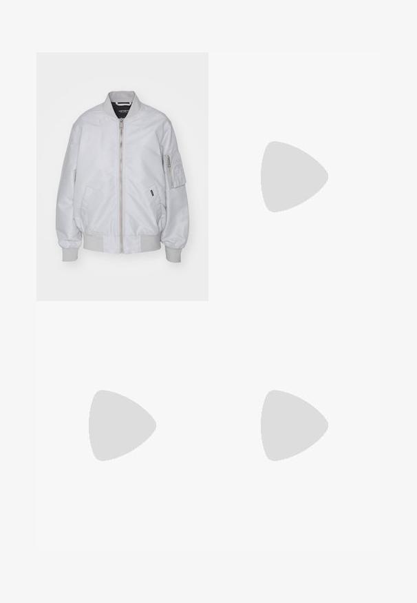 Carhartt WIP OTLEY - Bomber-jakk - sonic silver; Tumesinine pikakäisteline topp ribikangast. Omab kõrget kaelust lainelise servaga ja kitsast lõiget.; Laia beezhides püksid, millel on kõrge vöökoht, ees taskud ja külgloop, mis lisab funktsionaalsust.; Valged ja hõbedased Nike tennisajalatsid, millel on võrgukangas, peegeldavad detailid ja beež tald. Kantud mustade sokkidega, seisab sinisel pinnal.