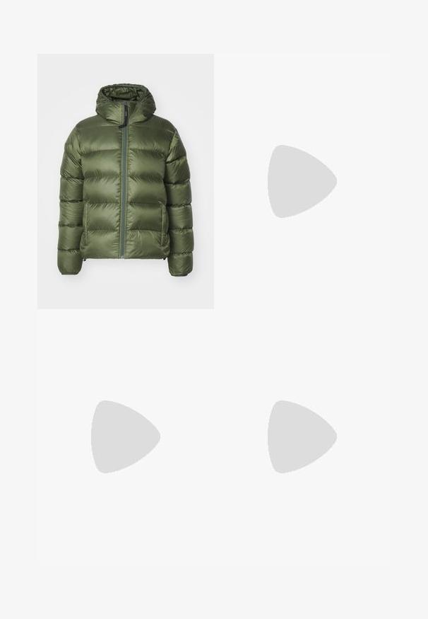ASPESI BUDD - Puhovka - verdone/dark green; Črno kratkotrajno široko T-shirt s krožnim izrezom in vidno blagovno znamko Filippa K znotraj ovratnika.; Bež hlače iz tkanine, s ravnim krojem, ravnim sprednjim delom in pasom za pas. Gladka tekstura brez vidnih vzorcev.; Moški črni usnjeni loafer s nizkim peto in klasičnim penny trakom, prikazan v bočnem profilu na belem ozadju.