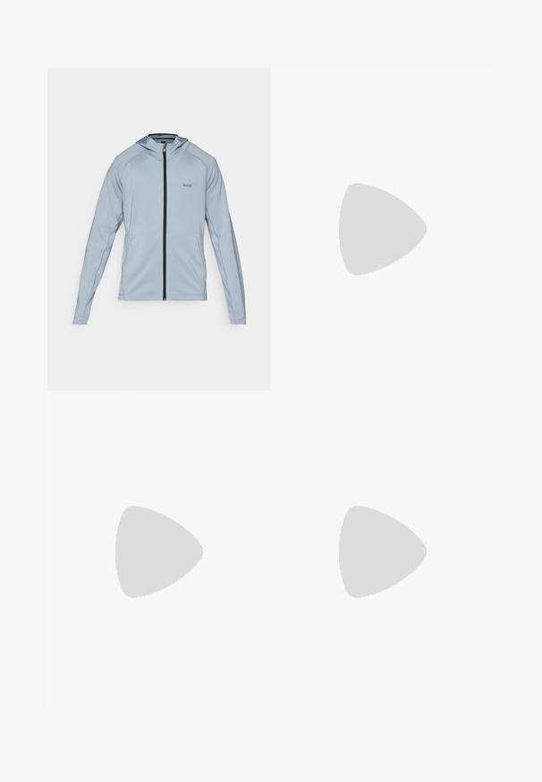 Blaue Zip-Hoodie aus weichem Material. Mit frontalem Reißverschluss, seitlichen Taschen und einem schwarzen Reißverschlussakzent. Logo auf der Brust.; Schwarzes kurzärmliges Sportshirt aus feuchtigkeitsableitendem, elastischem Material. Verfügt über einen runden Halsausschnitt und ein kleines weißes Logo auf der Brust.; Schwarze Sporthose mit glatter Textur, schlankem Schnitt, elastischem Bund und seitlichen Taschen. Mit einem kleinen Logo auf dem linken Oberschenkel.; Schwarzer und grauer Sportschuh mit einem Mesh-Obermaterial, reflektierenden Akzenten und einer weißen Zwischensohle. Verfügt über eine strukturierte Gummisohle und Schnürsenkel.