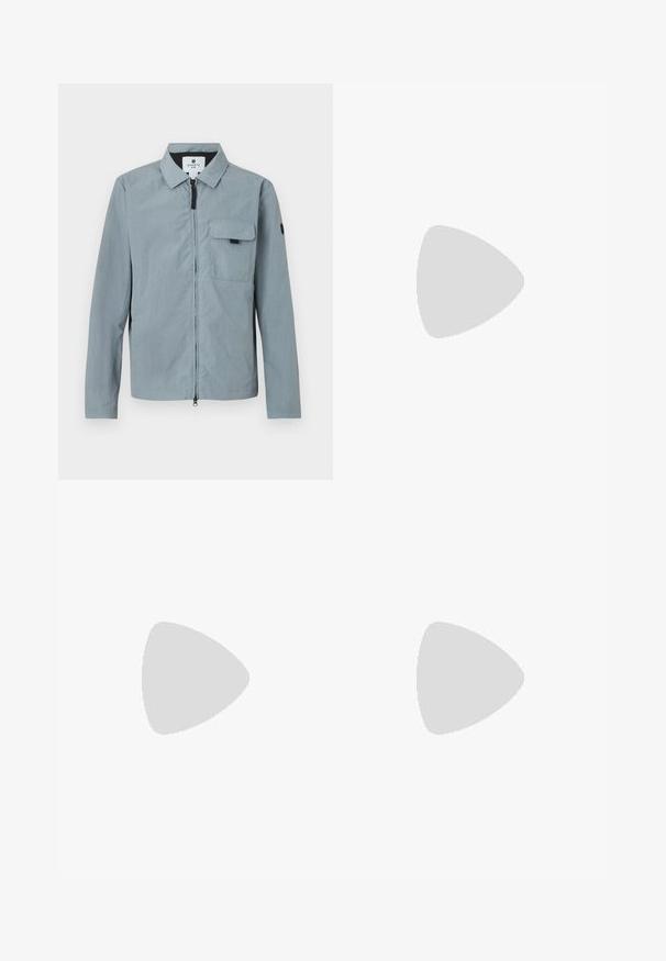 Lyseblå, langærmet jakke med krave, frontlynlås og brystlomme. Har en sort accentering på venstre arm. Glat tekstur.; Grå kortærmet T-shirt lavet af blødt, struktureret stof. Har en klassisk rund hals og en lige kant, velegnet til afslappet brug.; Lysblå denimjeans med bred bendesign, der har forlommer, en knaplukning og detaljeret syninger langs sømmene.; Hvide lædersneakers med en glat overflade, rund tå, flade snørebånd og en tekstureret sål. Har et diskret logo på hælen.