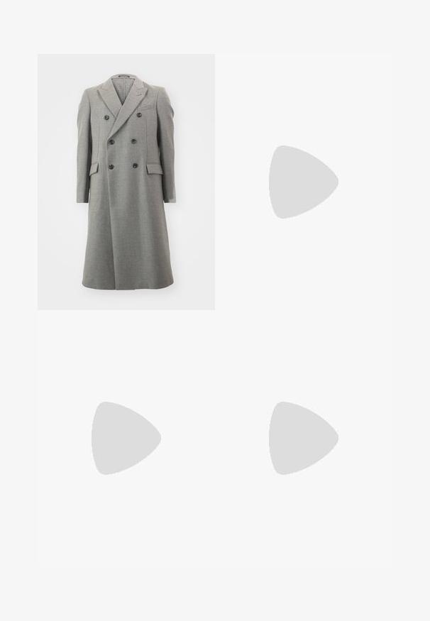 Emporio Armani COAT - Klasisks mētelis - beige scuro; Melnā kokvilnas T-kreklu ar apaļu kakla izgriezumu, īsām piedurknēm un balto "EMPORIO ARMANI" logotipu virs vārda "Milano" izliektā dizainā.; Jūras zila bikses, kas izgatavotas no viegla auduma, ar brīvu piegriezumu, gludu priekšpusi un sānu kabatām funkcionalitātei. Gluda tekstūra, bez redzamām rakstu. ; Zemu augstuma beigu beigu sporta apavi, gaiši rozā zamšādas josla, perforēti sānu detaļas, baltas rievojuma zoles un tumši zaļš papēža cilpa.