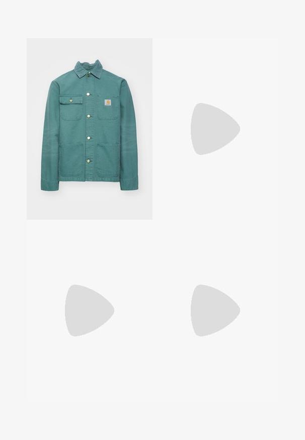 Veste en coton teal avec un col, fermeture à boutons à l'avant, deux poches poitrine et un logo en patch sur la gauche. Texture douce et design décontracté.; T-shirt blanc à manches courtes en coton, présentant un design graphique noir sur la zone gauche de la poitrine avec le mot "Fresh".; Pantalons cargo gris foncé en tissu durable, avec une coupe droite, cinq poches et une fermeture à bouton à la taille.; Baskets noires avec un dessus en cuir gaufré effet crocodile, bout rond et semelle en caoutchouc blanc contrastant avec une finition lisse.