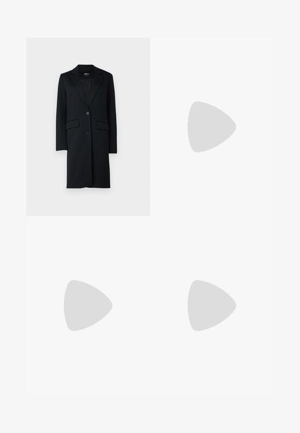 ONLY Tall ONLBRENDA  - Palton clasic - black; Bluza argintie cu mânecă lungă, decolteu rotund și o decupare dedesubt. Fabricată dintr-un material texturat, are un design ajustat și mâneci evazate.; Jeans negri cu picioare largi, având talie înaltă, design clasic cu cinci buzunare și decolorare subtilă. Material durabil cu o textură netedă.; Bocanci negri din piele cu tălpi groase și panouri elastice pe laterale, asortați cu blugi de culoare bleumarin. Solul este de culoare deschisă.